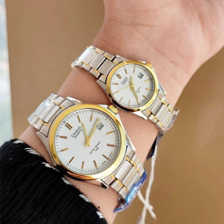 ست ساعت مچی زنانه و مردانه قیمت ست کاسیو استیل تاریخدار موتور ژاپن مارک معروف CASIO نمونه درجه یک ارسال رایگان