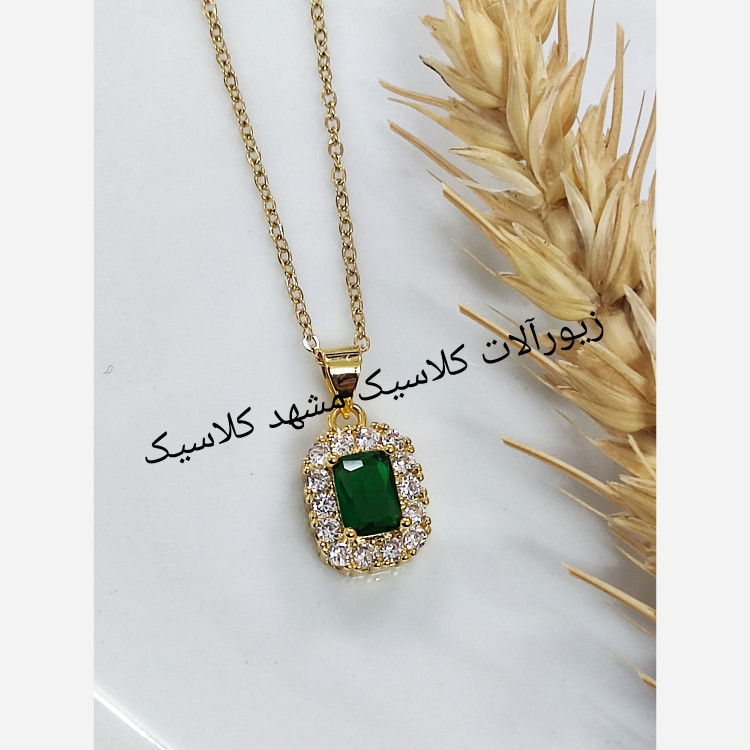 گردنبند استیل نگین سبز مربع شکل فول نگین