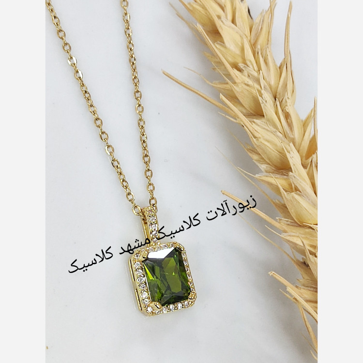 گردنبند استیل نگین سبز زمردی طلایی دور نگین