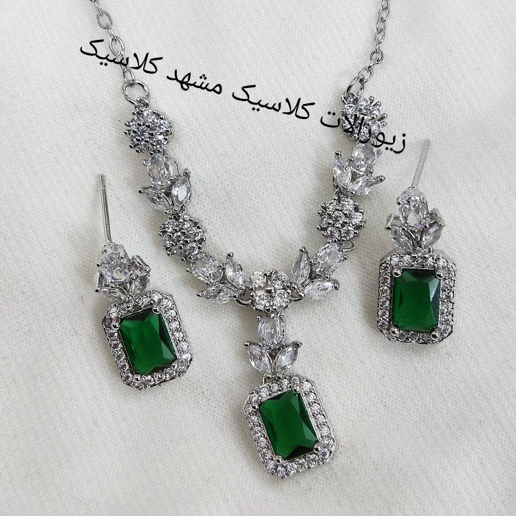 نیم ست نقره ای نگین سبز مربع شکل پر نگین خاص