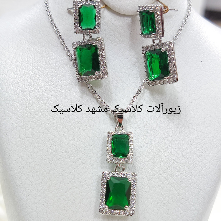 نیم ست نقره ای نگین سبز پر کار دو نگینه