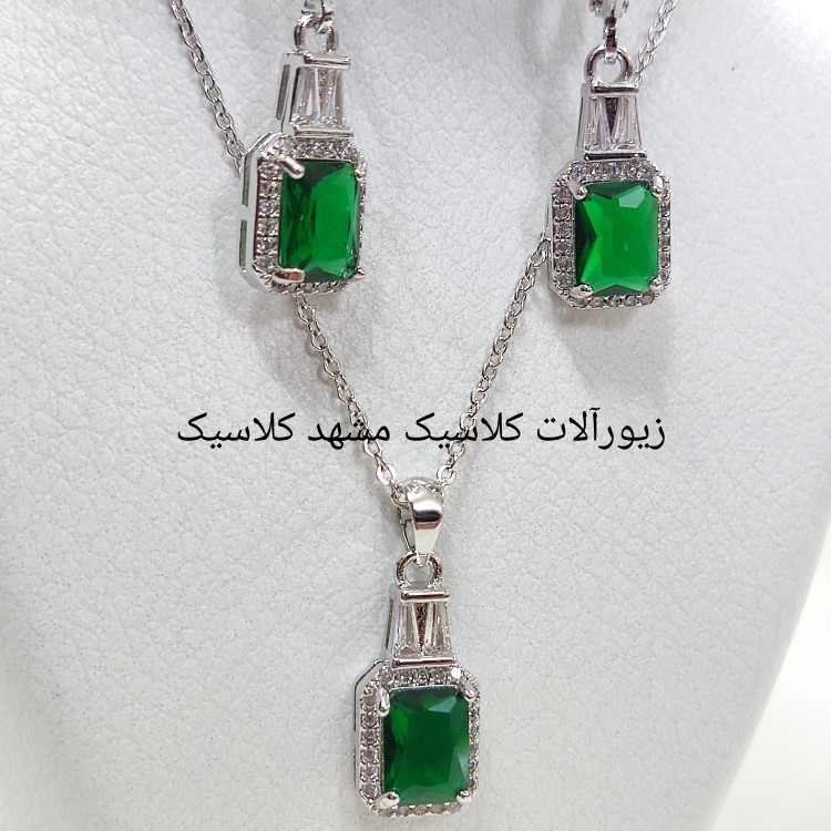نیم ست نقره ای نگین سبز مربع خاص نگین باگت