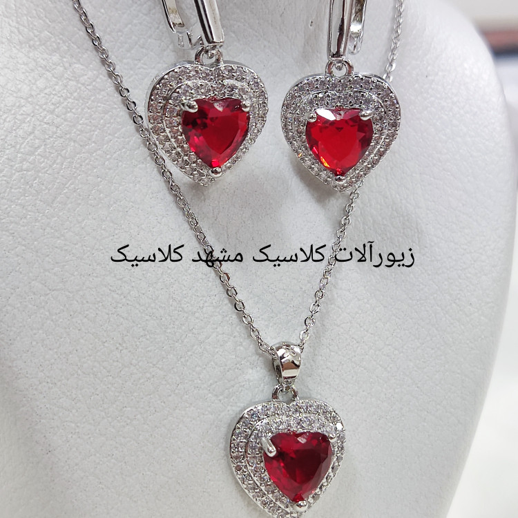 نیم ست نقره ای نگین قرمز قلبی نگین دار