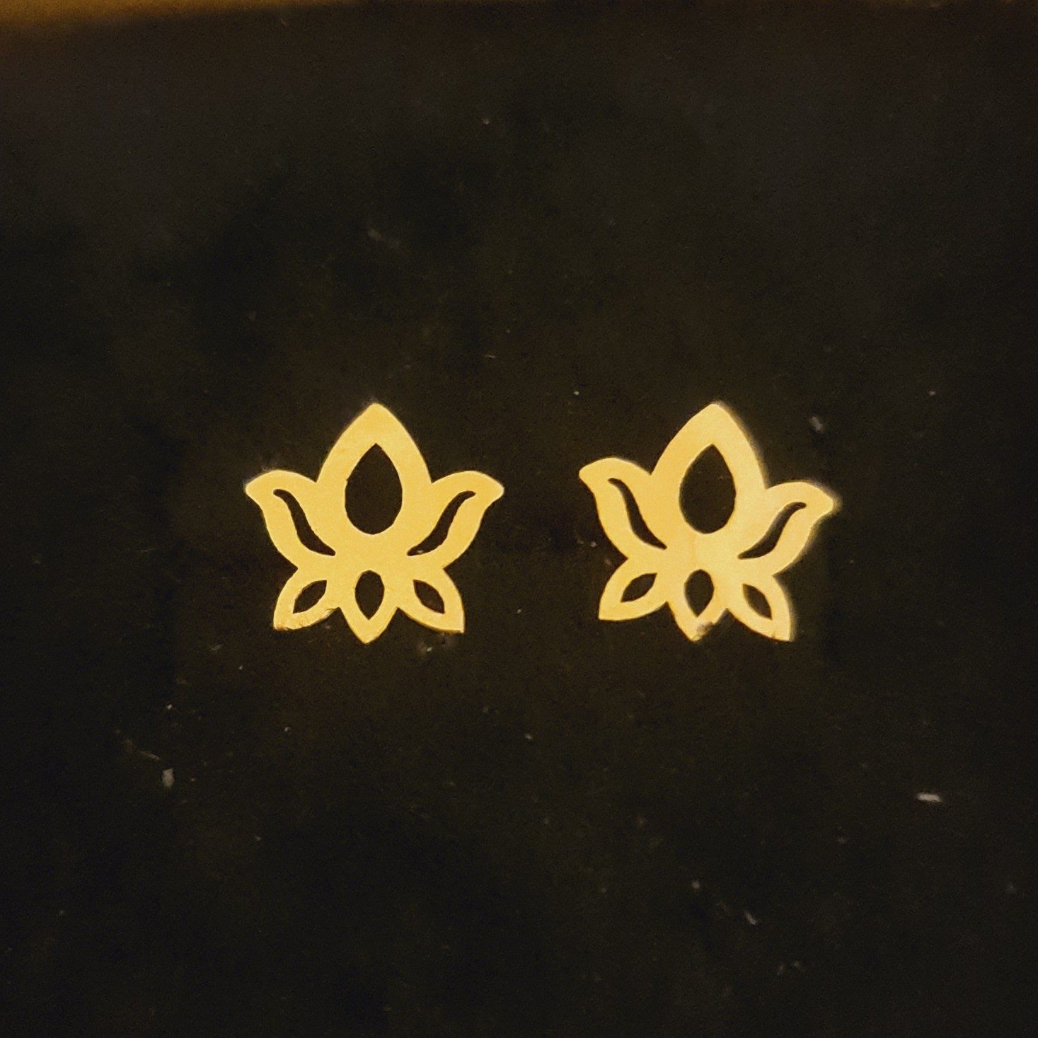 گوشواره طلا 18 عیار طرح گل لوتوس