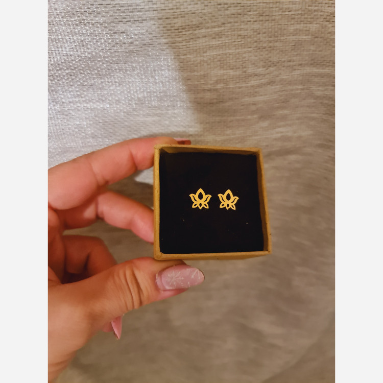 گوشواره طلا 18 عیار طرح گل لوتوس