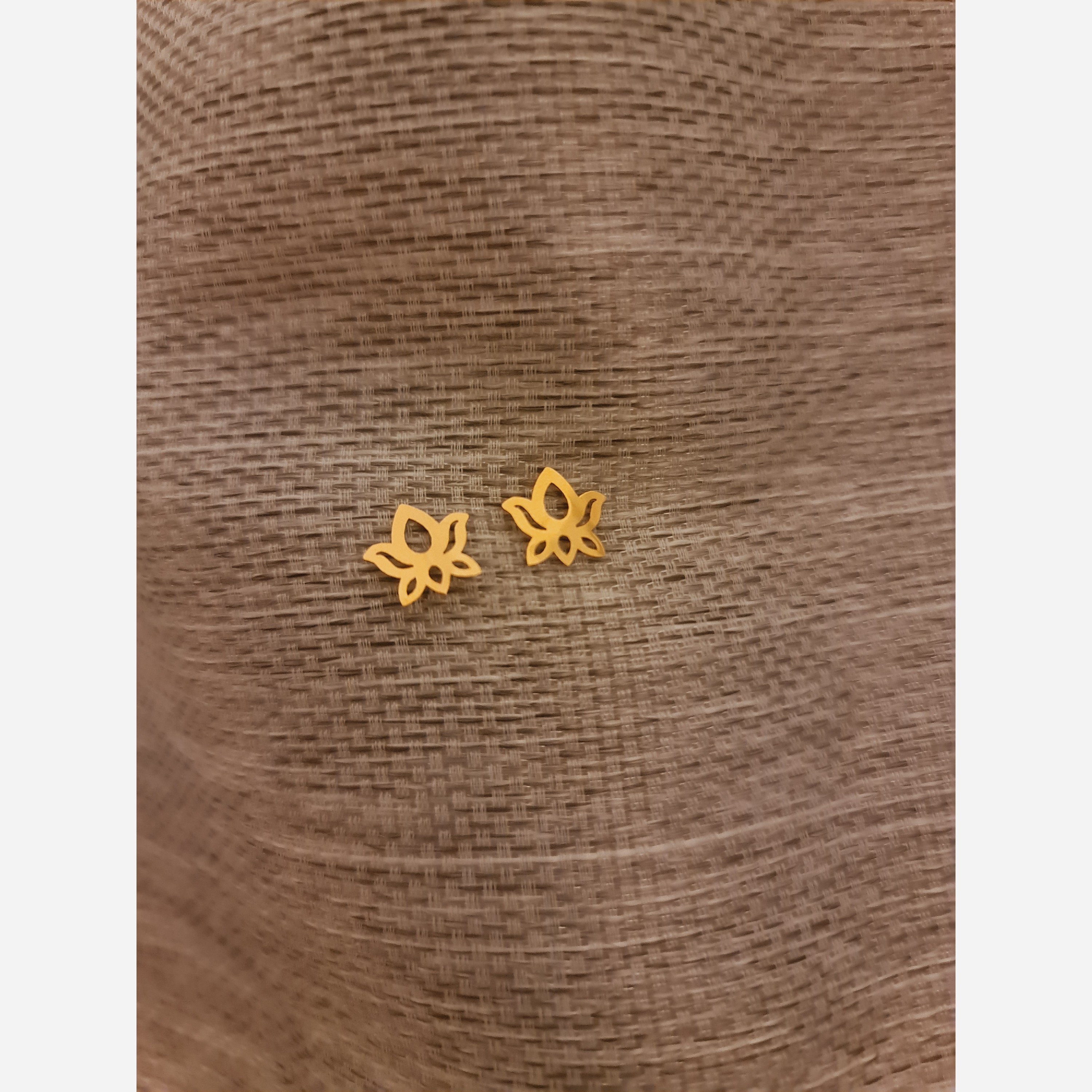 گوشواره طلا 18 عیار طرح گل لوتوس