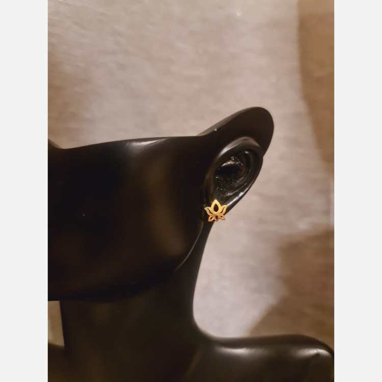 گوشواره طلا 18 عیار طرح گل لوتوس