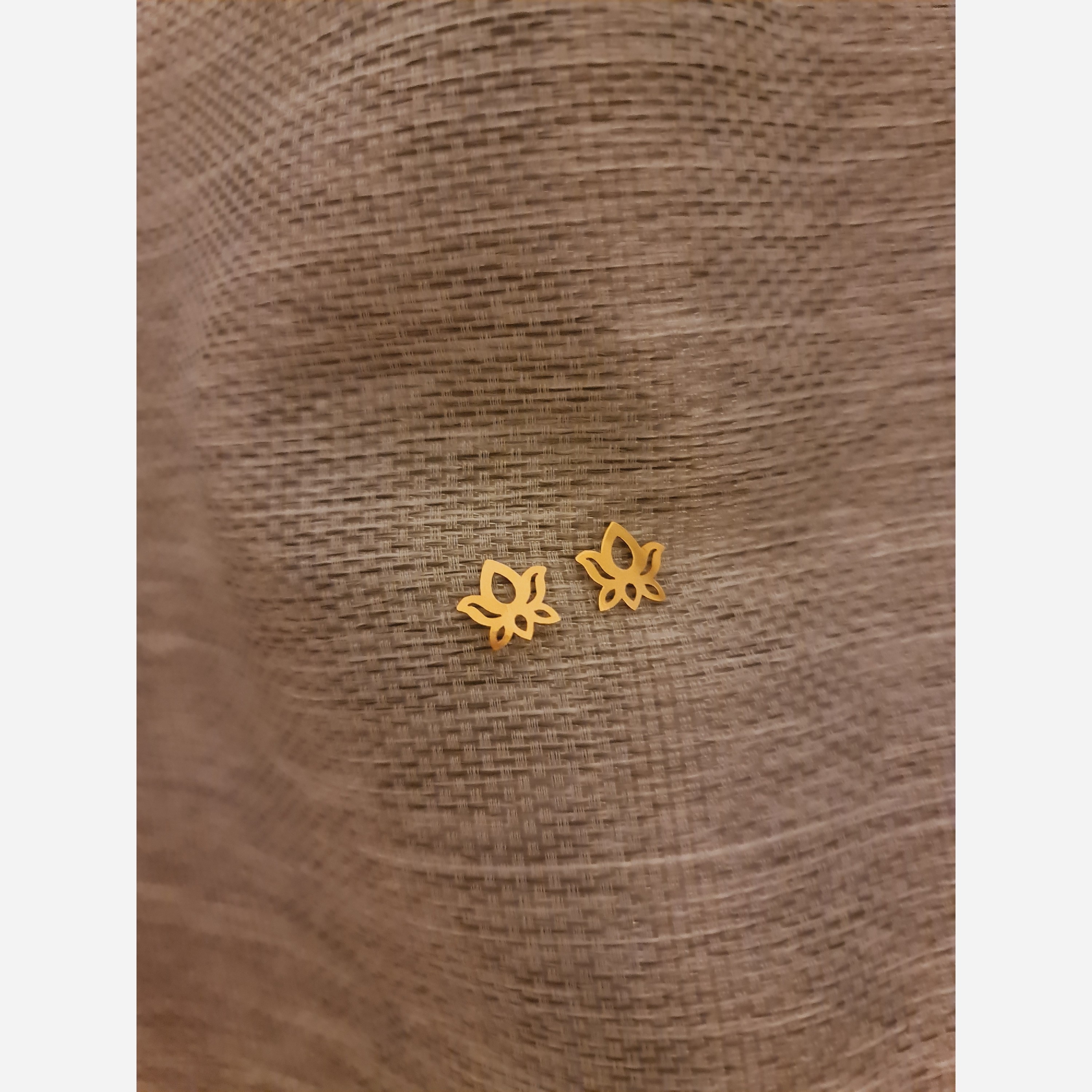 گوشواره طلا 18 عیار طرح گل لوتوس