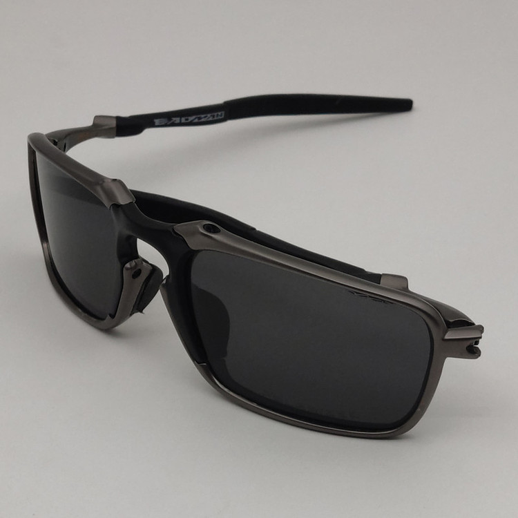 عینک آفتابی بایکر پلاریزه اوکلی مدل BADMAN OO6020-03
