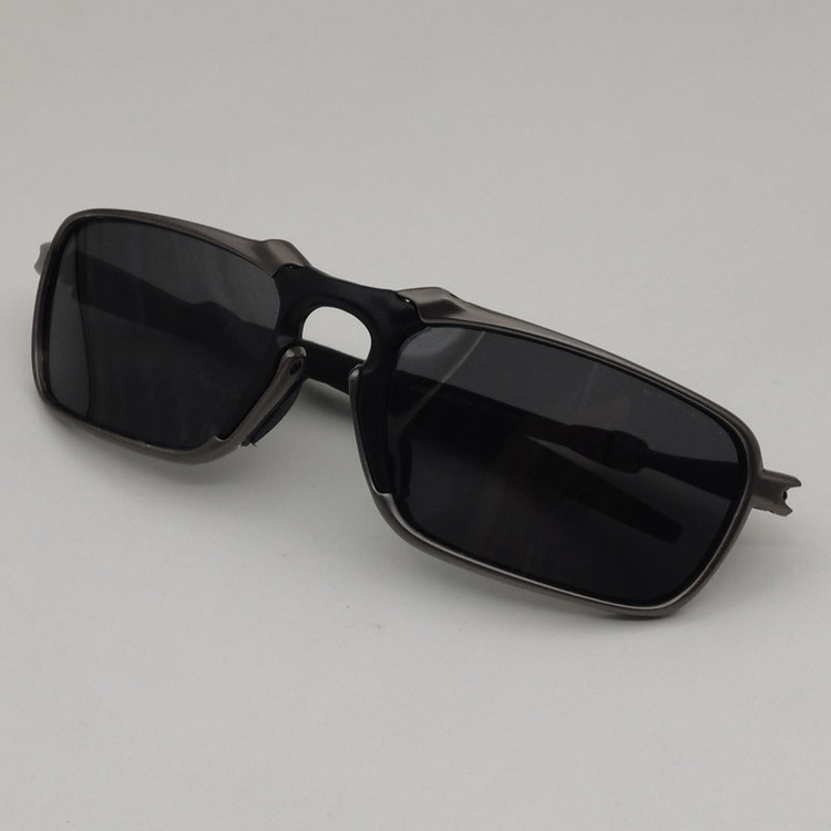 عینک آفتابی بایکر پلاریزه اوکلی مدل BADMAN OO6020-03
