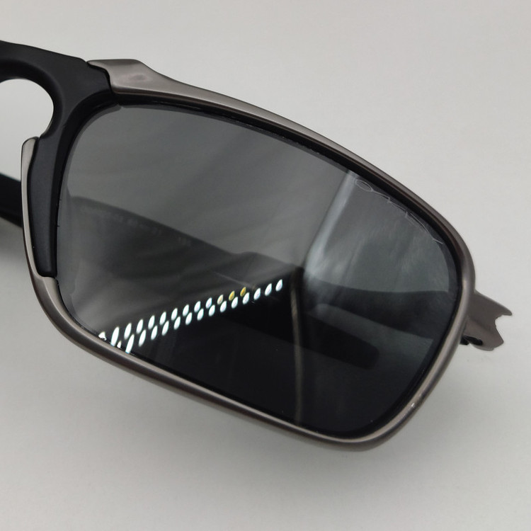 عینک آفتابی بایکر پلاریزه اوکلی مدل BADMAN OO6020-03
