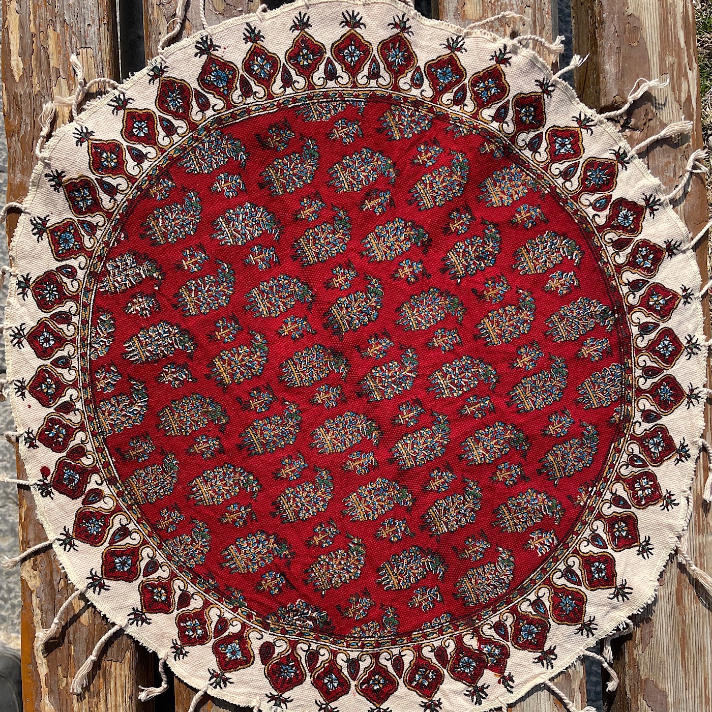 رومیزی قلمکار گرد 50 سانتی طرح زرشکی