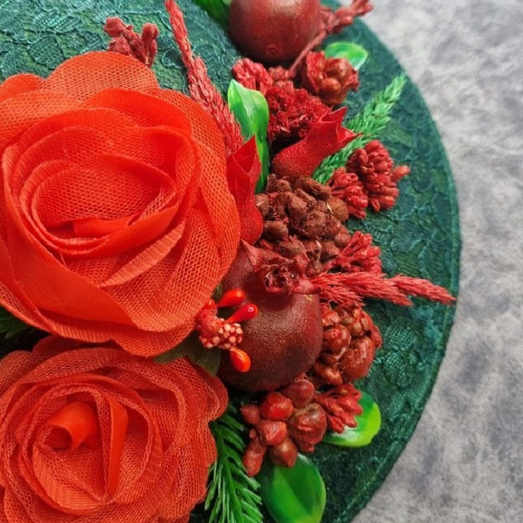 کلاه یلدایی مجلسی آیدا دارای رنگبندی سبز و قرمز (پس کرایه)