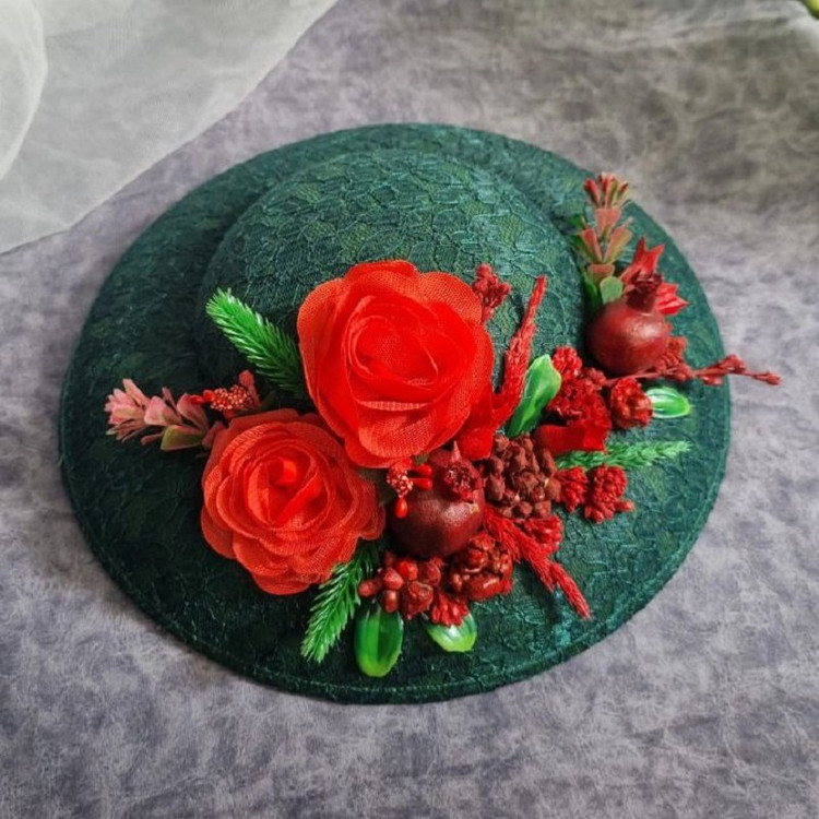 کلاه یلدایی مجلسی آیدا دارای رنگبندی سبز و قرمز (پس کرایه)