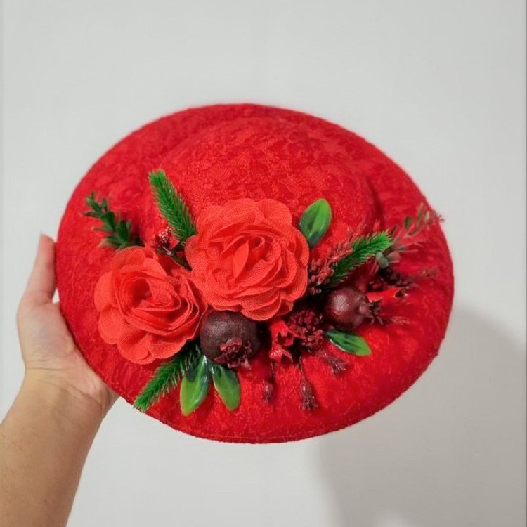 کلاه یلدایی مجلسی آیدا دارای رنگبندی سبز و قرمز (پس کرایه)