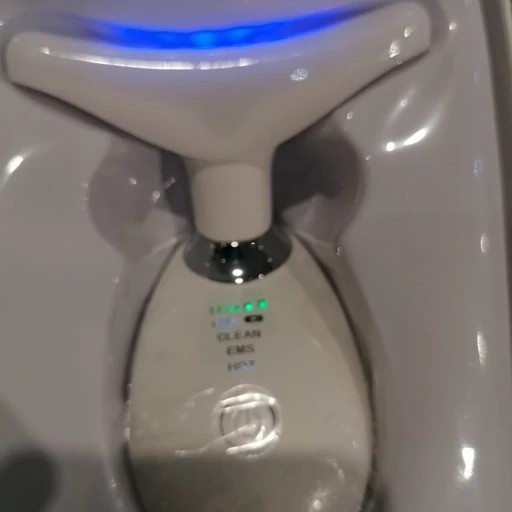 ماساژور و لیفتیگ صورت وگردن