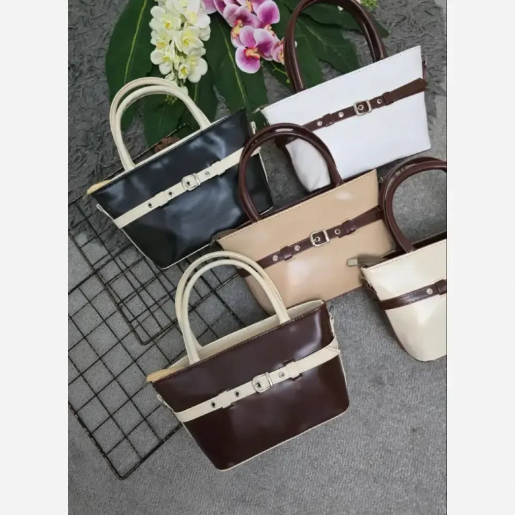 کیف چرمی زنانه اسما ابعاد 28 در 16 رنگ مشکی سفید کرم نسکافه ای