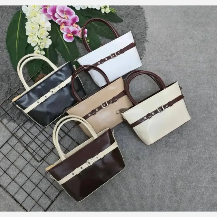 کیف چرمی زنانه اسما ابعاد 28 در 16 رنگ مشکی سفید کرم نسکافه ای