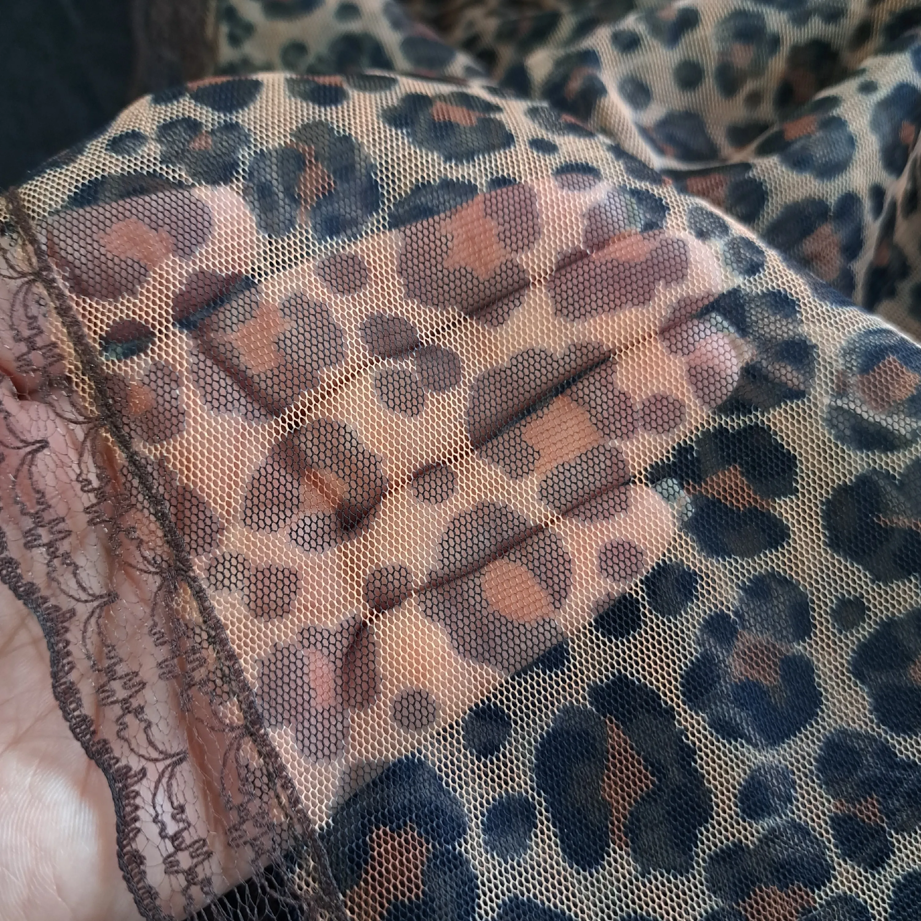 شال رینگی زنانه طرح پلنگی جنس تور دور گیپور سایز 50 در 100 رنگ کرم قهوه ای