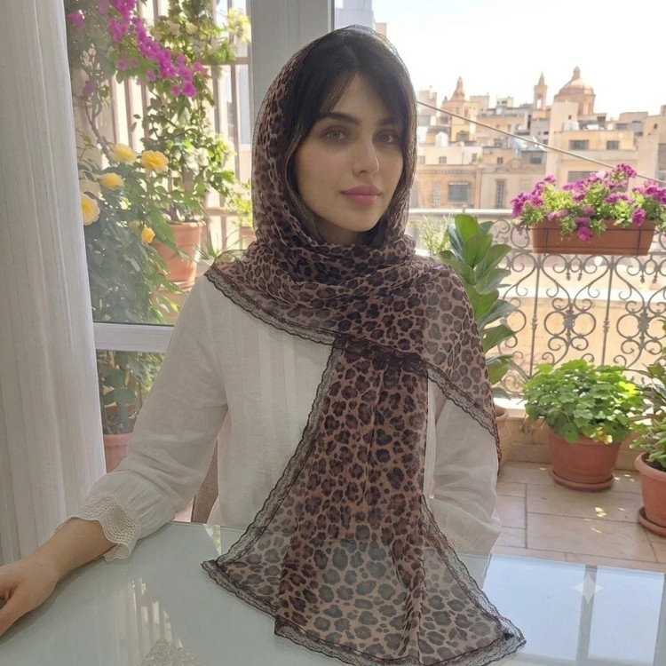 شال پلنگی قهوه ای توری نرم و لطیف حاشیه گیپور دوزی ابعاد 180 در 52 سانتی متر مناسب بهار و تابستان
