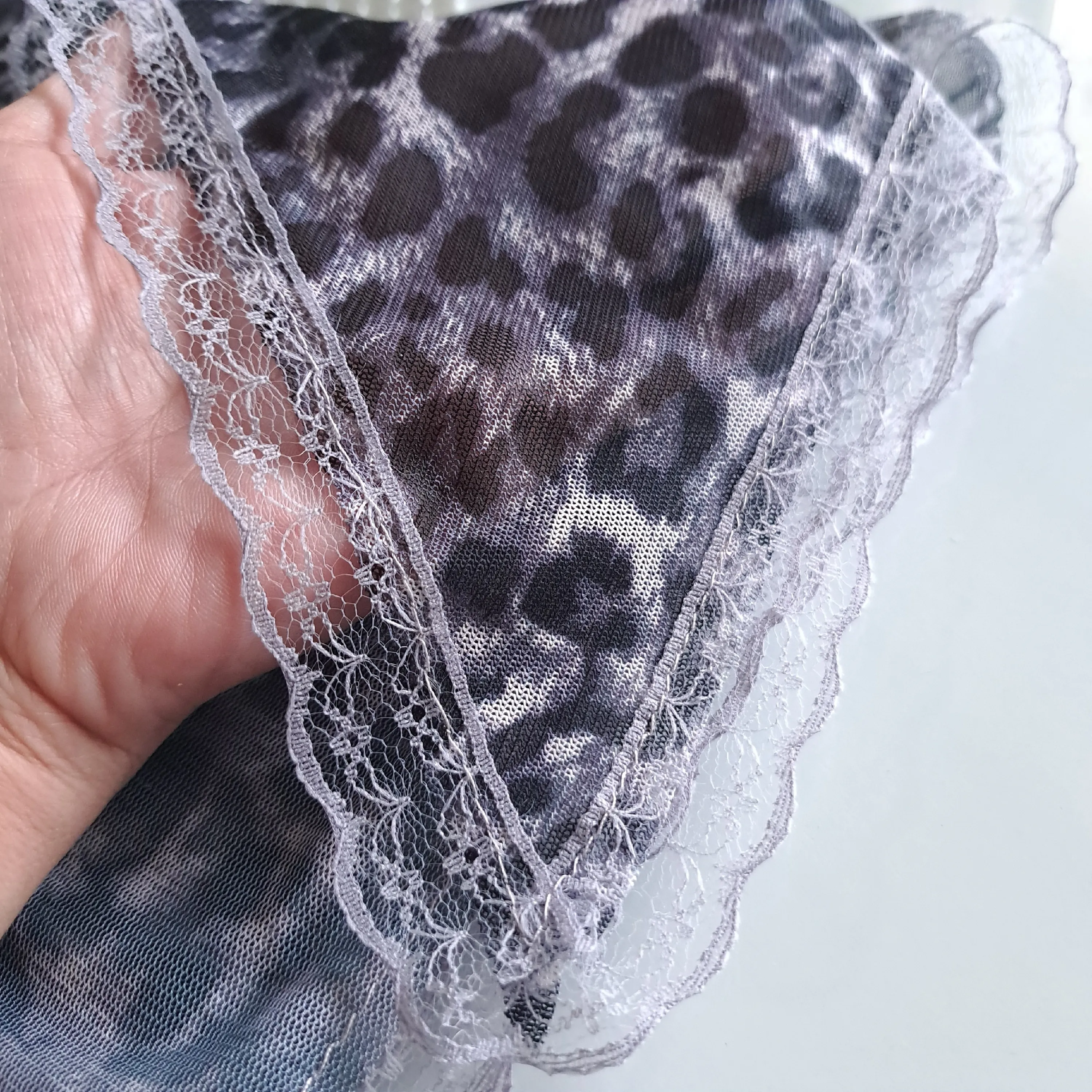 مینی اسکارف پلنگی ابعاد 70 در 70 دور توردوزی شده رنگ طوسی مشکی