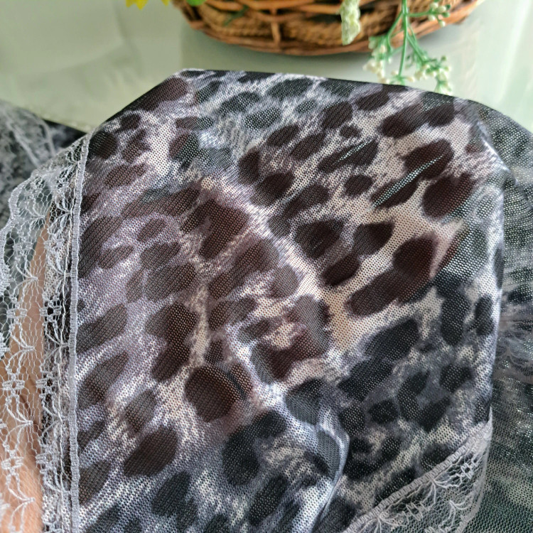 مینی اسکارف پلنگی ابعاد 70 در 70 دور توردوزی شده رنگ طوسی مشکی
