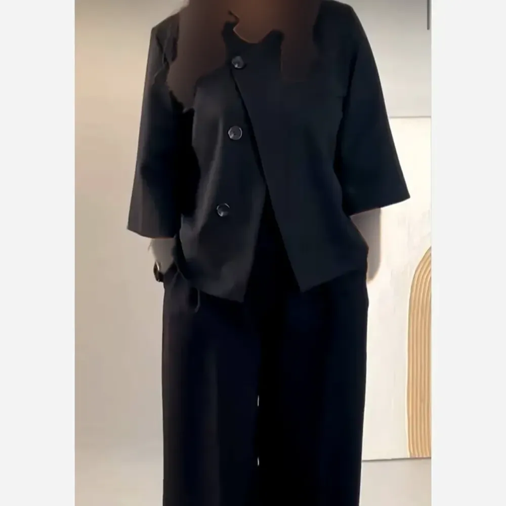 کت شلوار زنانه مدل بابونه جنس مازراتی درجه یک رنگ کرمی مشکی