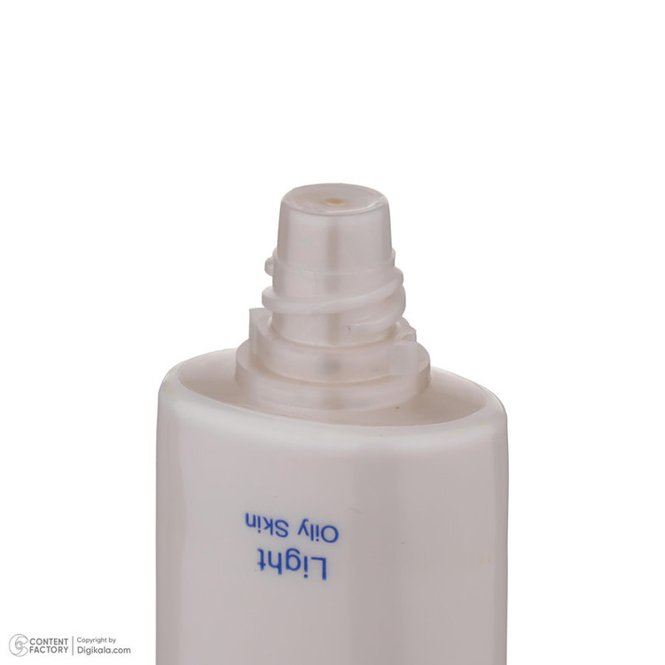 کرم ضد آفتاب رنگی ساین اسکین، SPF 50، مدل Syn Shield، مناسب پوستهای آکنهدار و چرب با حجم 50 میلیلیتر، ضد آب، مرطوبکننده، محافظتکننده در برابر اشعههای UVA و UVB، ضد لک و پیری، ویتامینهای C و E، با ماندگاری 2 ساعته