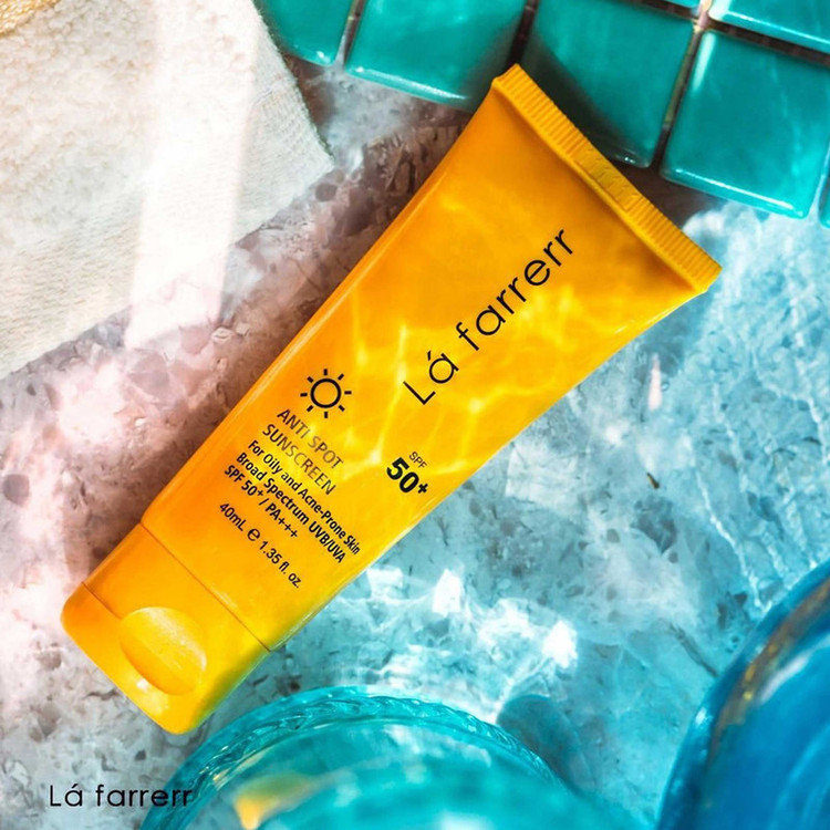 کرم ضدآفتاب و ضدلک بیرنگ لافارر مدل SPF50، مناسب پوستهای چرب، حجم 40 میلیلیتر