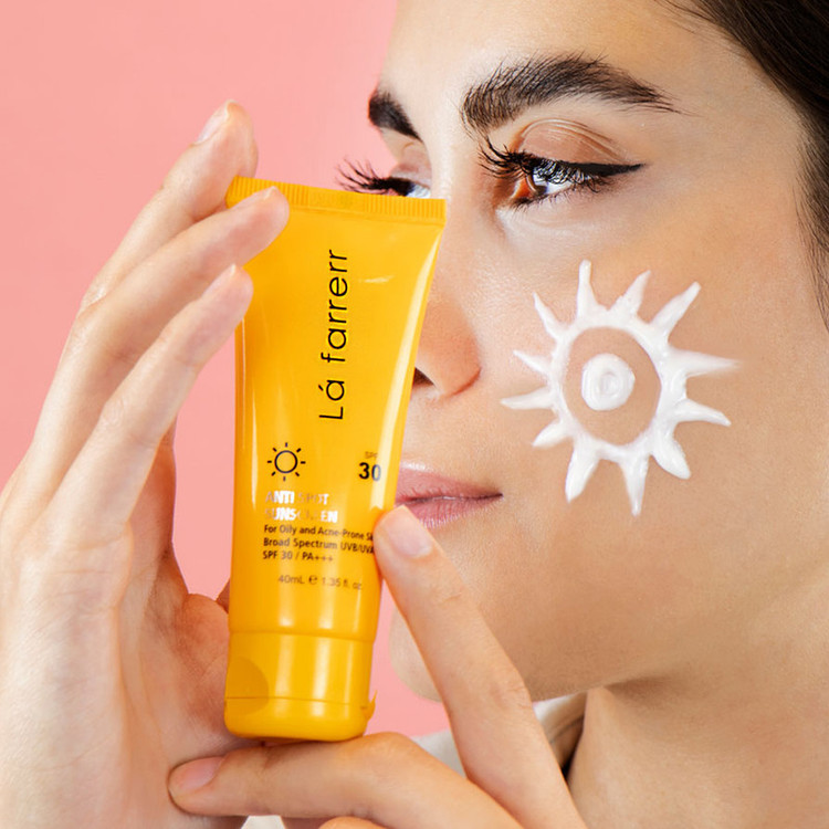 کرم ضدآفتاب و ضدلک بیرنگ لافارر مدل SPF30، مناسب پوستهای چرب، حجم 40 میلیلیتر