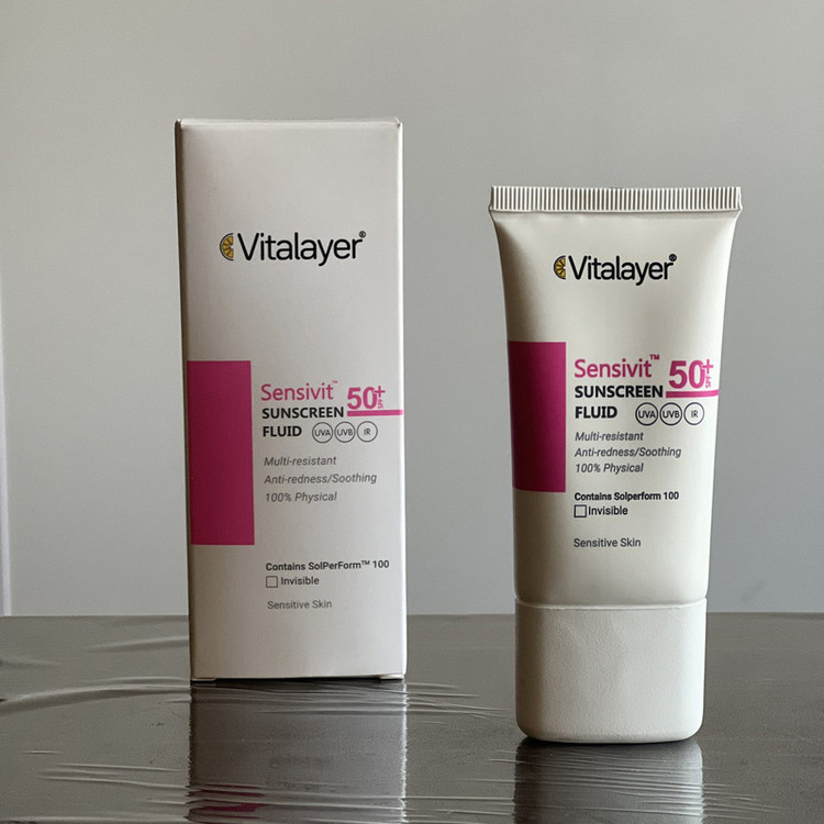فلوئید ضد آفتاب بیرنگ ویتالیر، spf 50، مدل 0128، مناسب پوست های حساس با حجم 50 میلیلیتر، ضد حساسیت، محافظتکننده در برابر اشعههای UVA و UVB، دارای فرمولاسیون دی اکسید تیتانیوم و اکسید روی، با ماندگاری 2 ساعته
