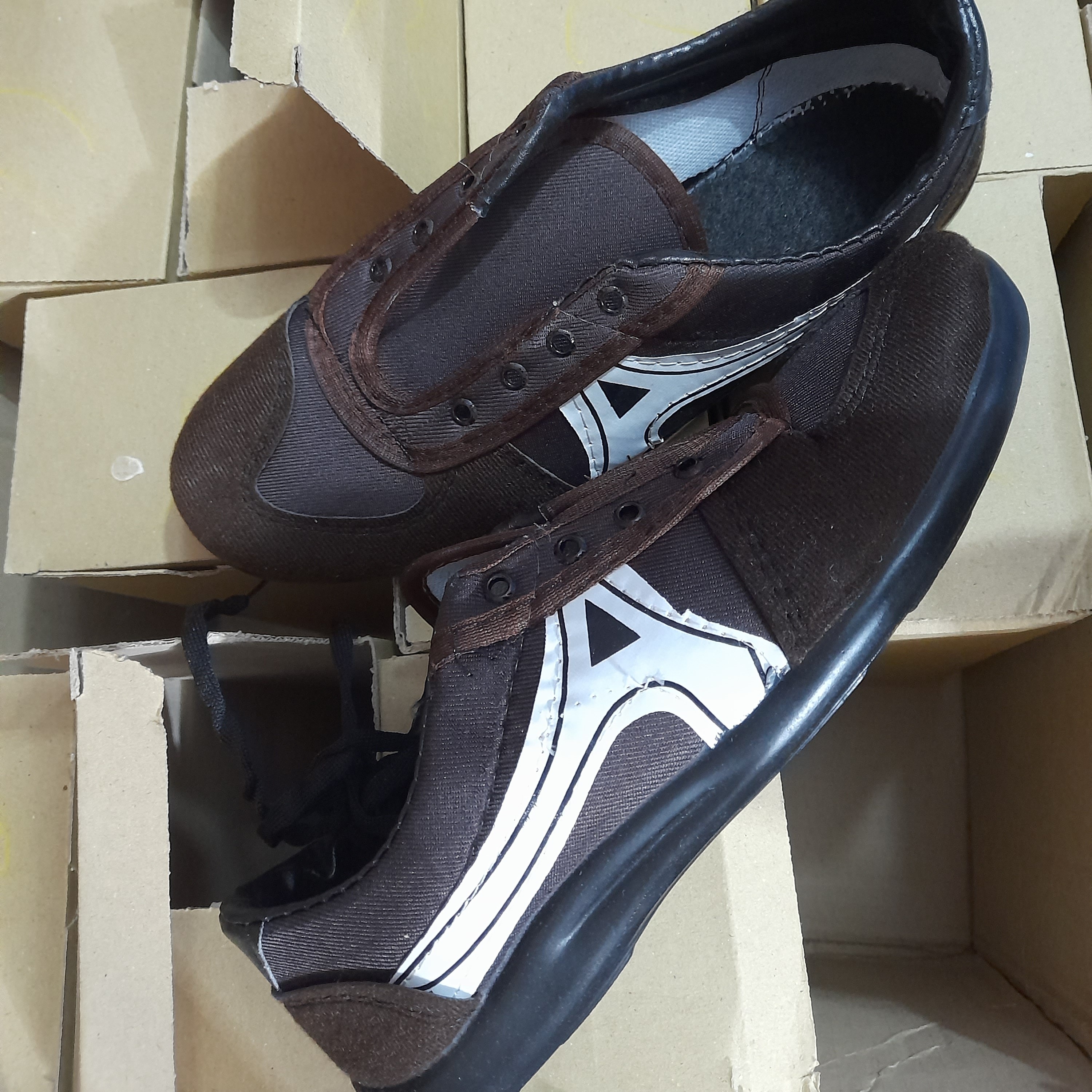 کتانی مردانه کفش ورزشی کتونی اسپرت مردانه کتانی فوتسال مشکی مردانه حراجی کفی پیو سایز 40تا45 مدل آلفا مدل دابلیو
