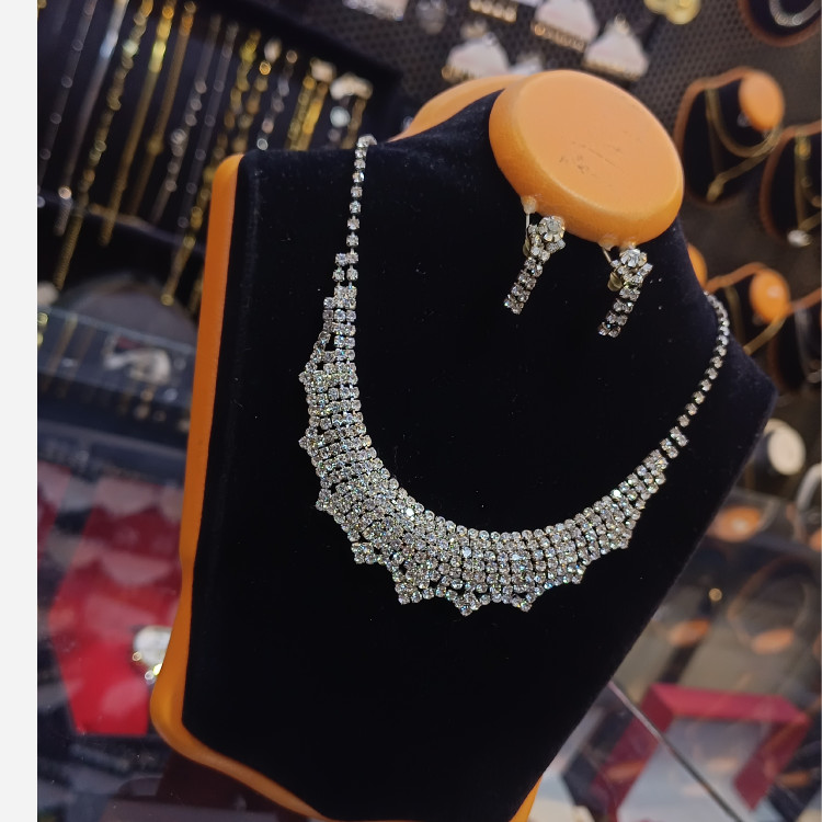 نیمست گردنبند و گوشواره جواهری جشنی 8631