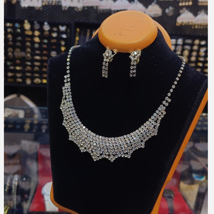 نیمست گردنبند و گوشواره جواهری جشنی 8631
