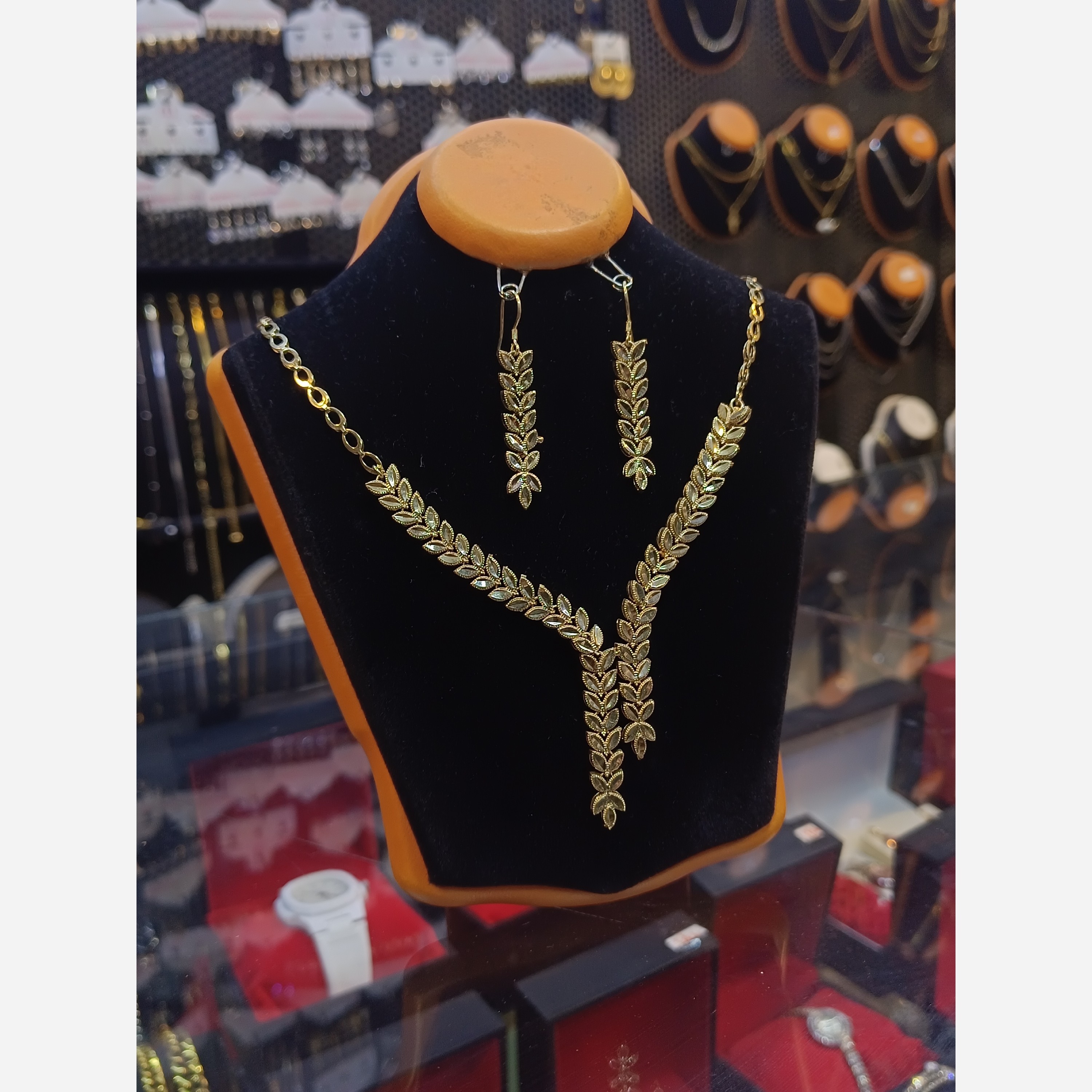 نیمست گردنبند و گوشواره طرح طلا 6369