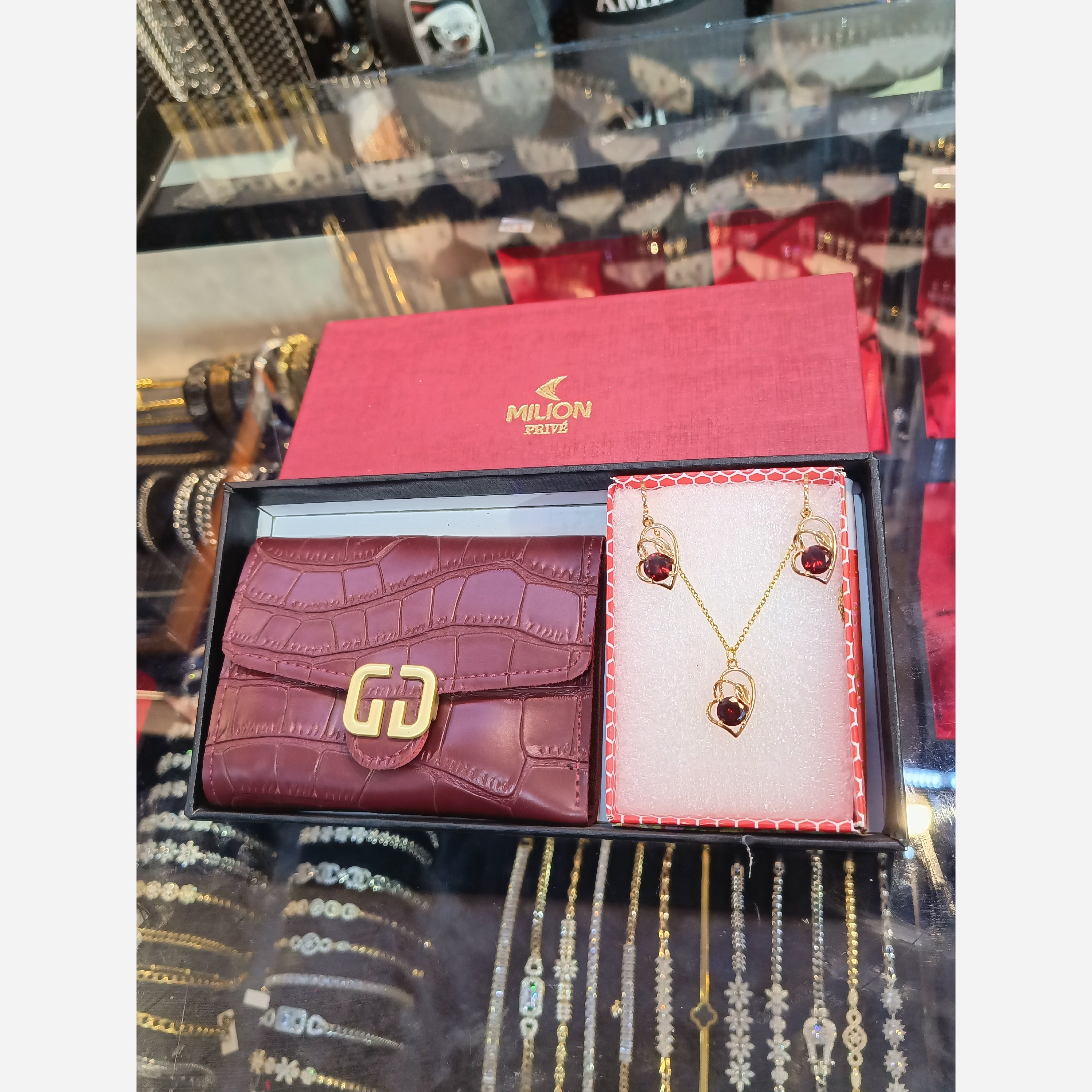 ست کادویی نیمست گردنبند و گوشواره و کیف پول6458