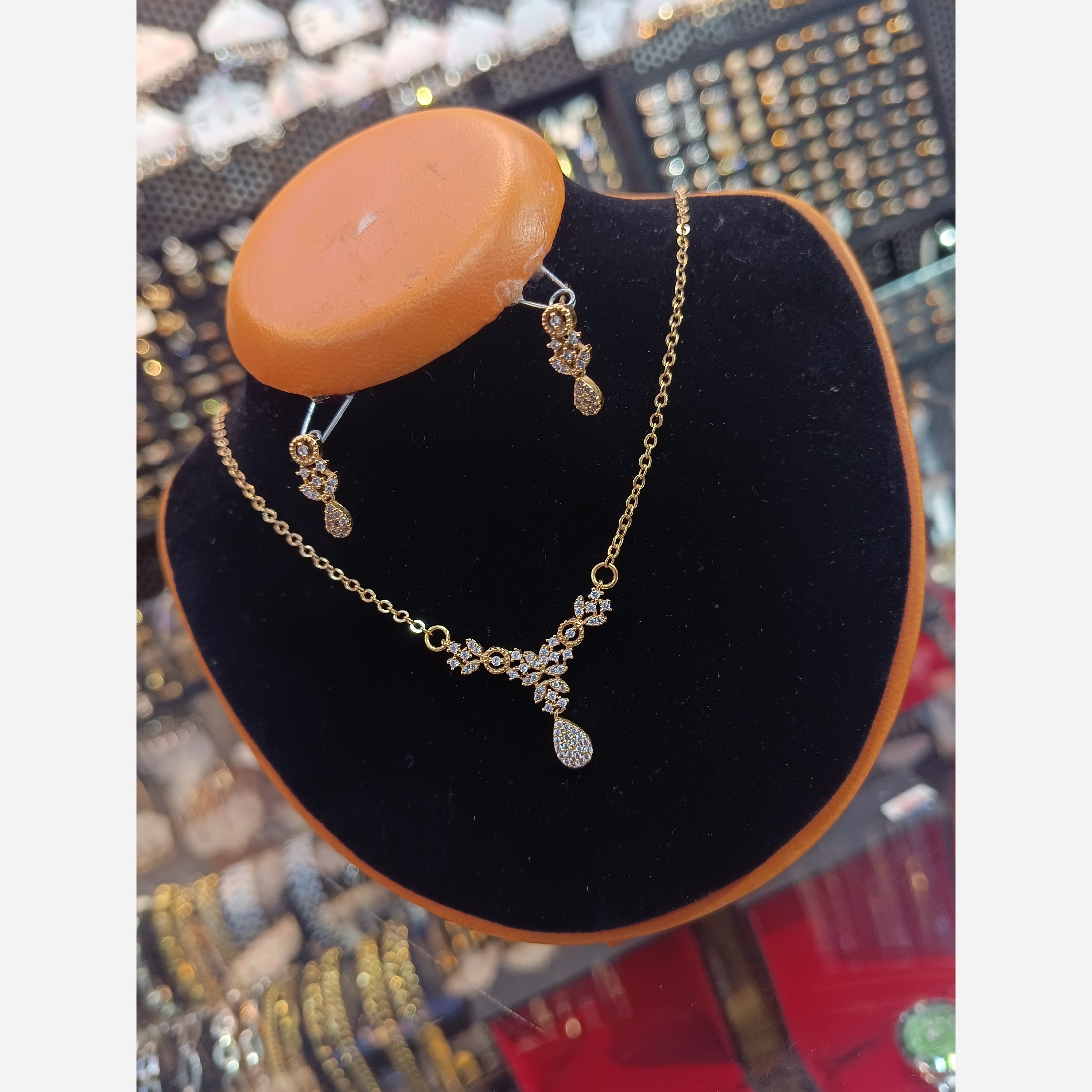 نیمست گردنبند و گوشواره جواهری برند ژوپینگ 6369