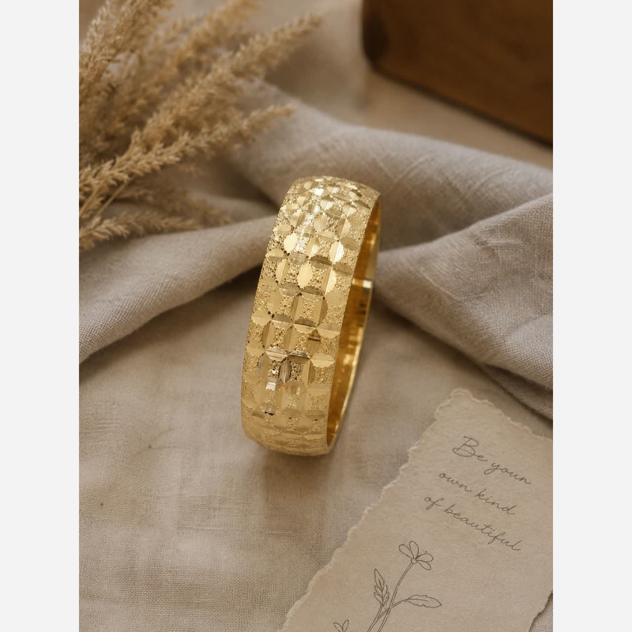 النگو طلای پهن با طراحی خاص و چشمنواز 5588