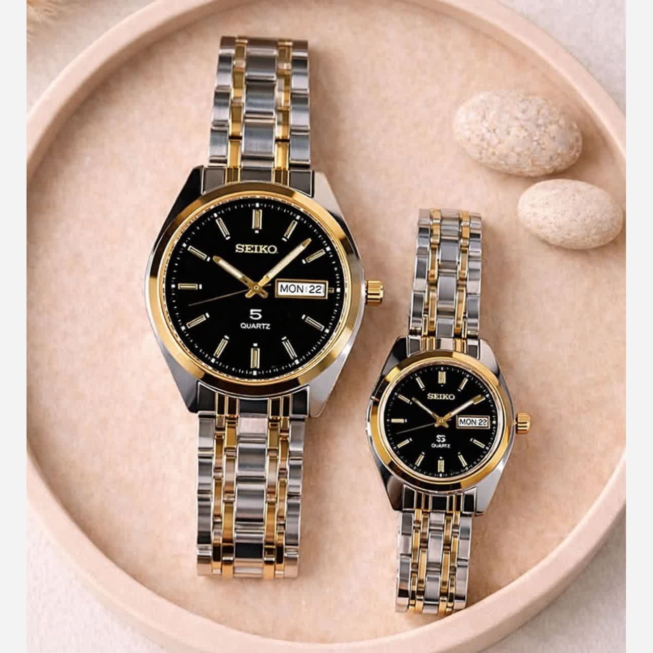 ست ساعت مچی زنانه و مردانه سیکو SEIKO دو تاریخه ژاپنی صفحه مشکی